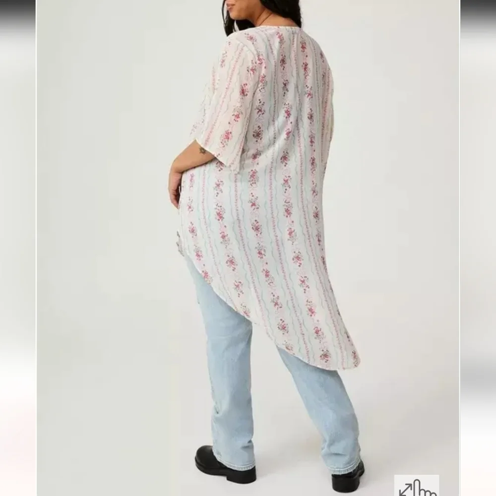 Torrid Textured Chiffon Kimono color:Antoinette floral. Torrid Size 0 (L)